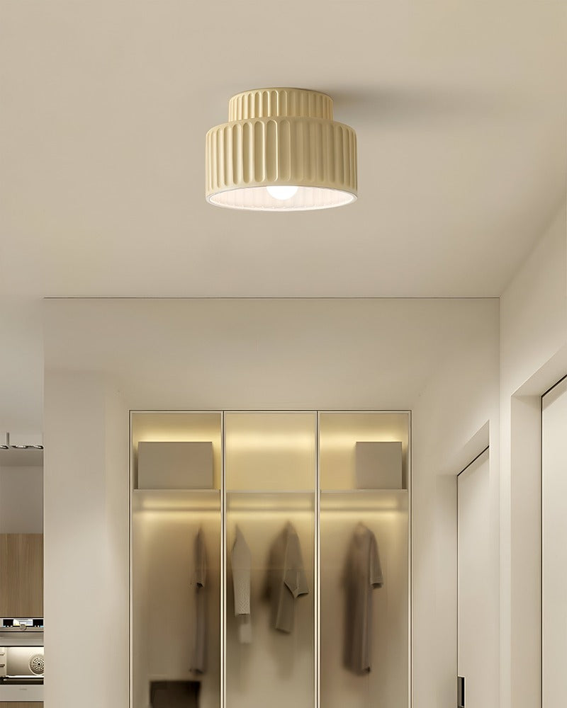 Lampe de plafond design rainuré, s'intègre parfaitement dans une décoration élégante.
