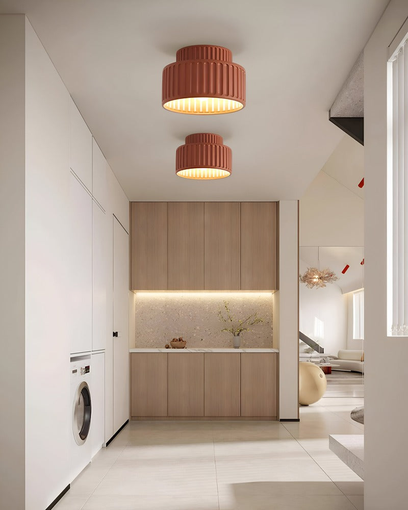Éclairage de plafond moderne avec design rainuré, pour une décoration intérieure élégante.