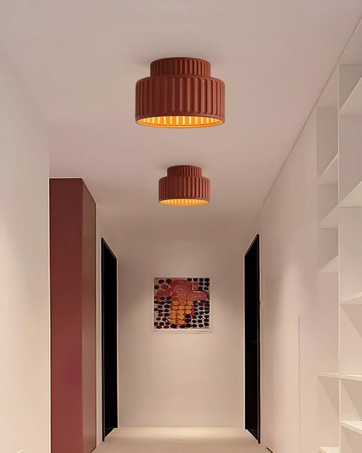 Plafonnier LED rainuré pour chambre, offre une lumière douce et une touche moderne.
