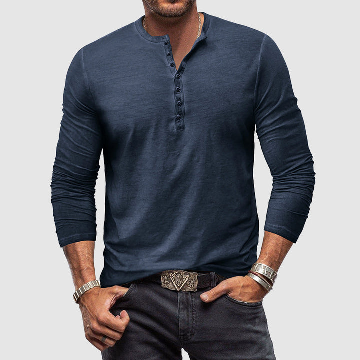 Vêtement casual homme: T-shirt Henley marron, manches longues, col boutonné, pour un style moderne.