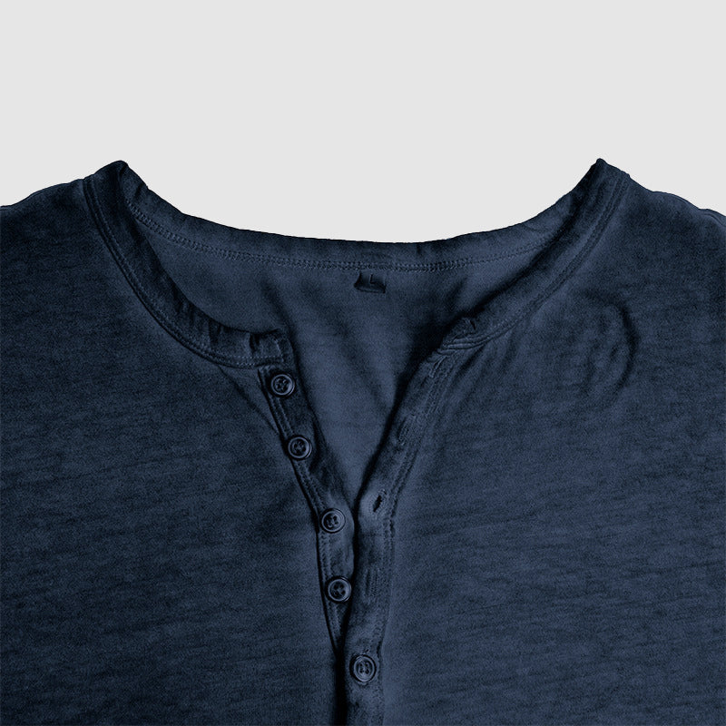T-shirt Henley bleu marine, coupe ajustée, manches longues, essentiel mode masculine décontractée.