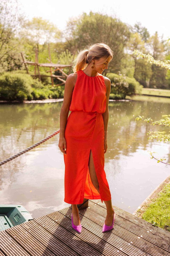 Robe midi femme élégante à fente, sans manches. Silhouette flatteuse pour l'été, encolure haute, style chic.