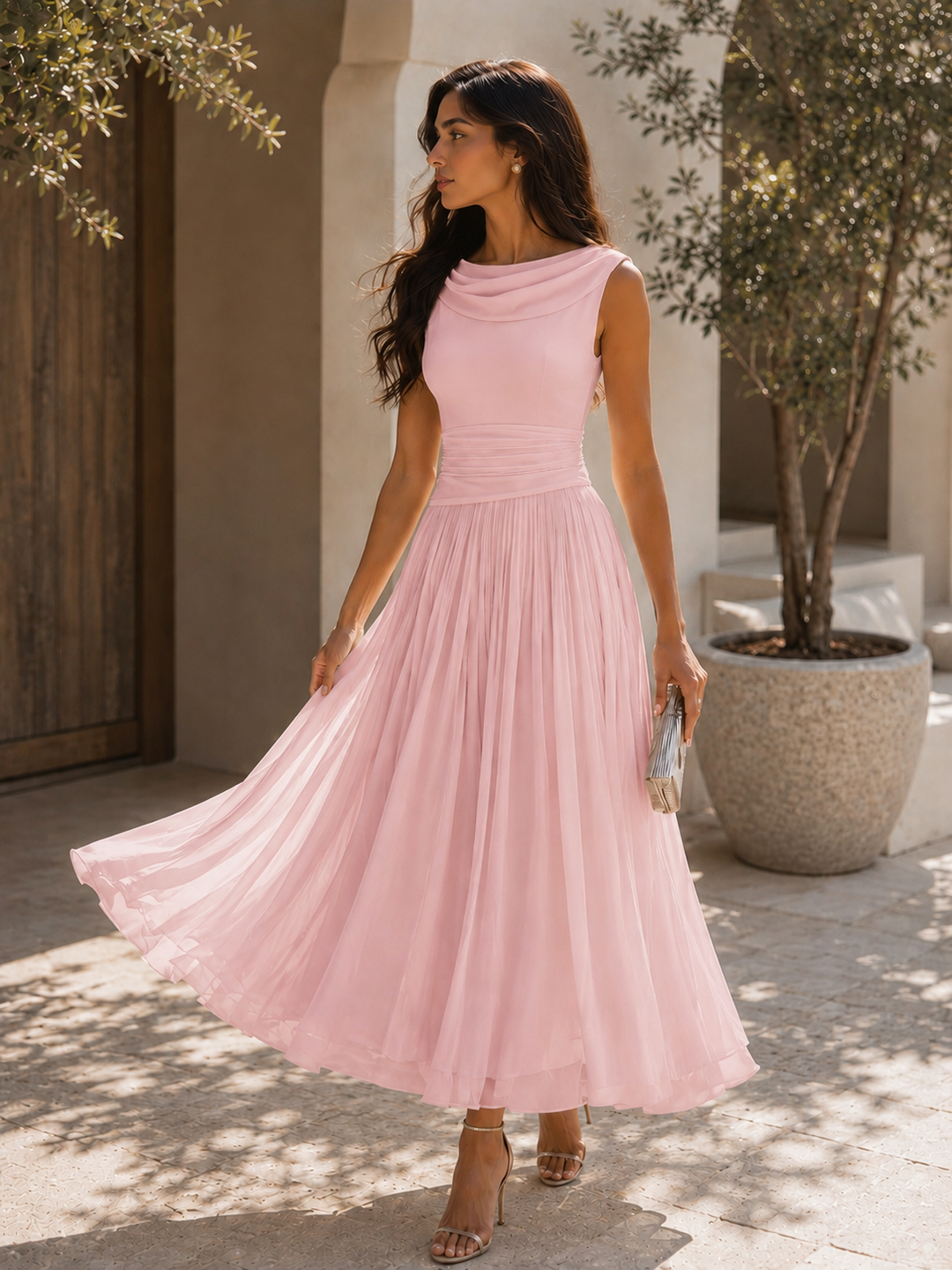 Robe midi femme sans manches, col drapé, jupe plissée. Style formel et chic pour événement spécial.