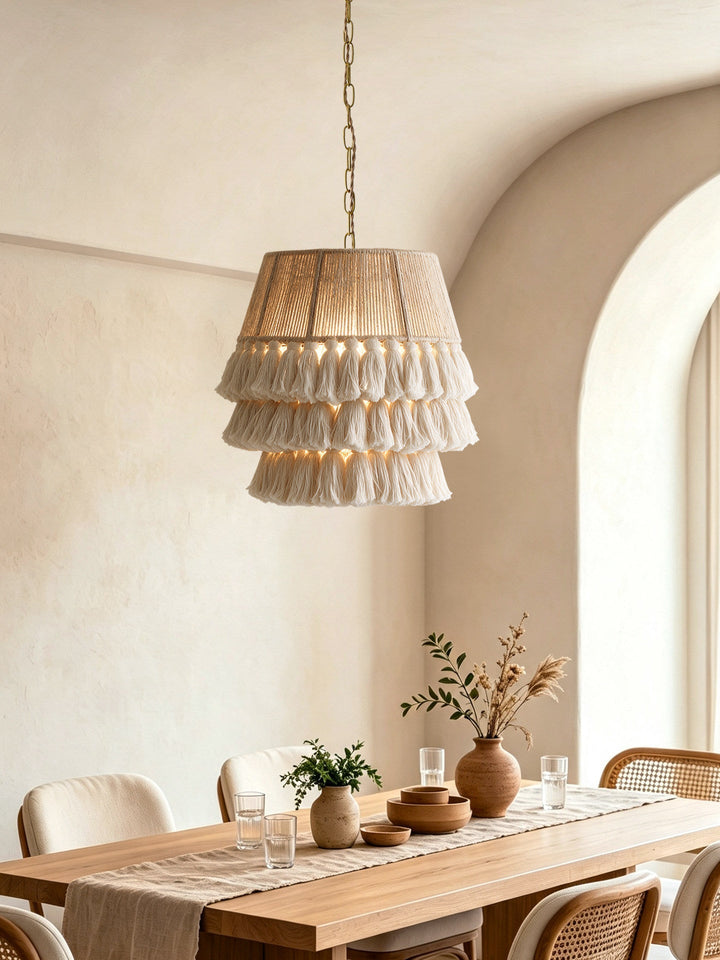 Lampe suspension bohème chic avec franges et abat-jour multicouches, parfaite pour décoration intérieure.