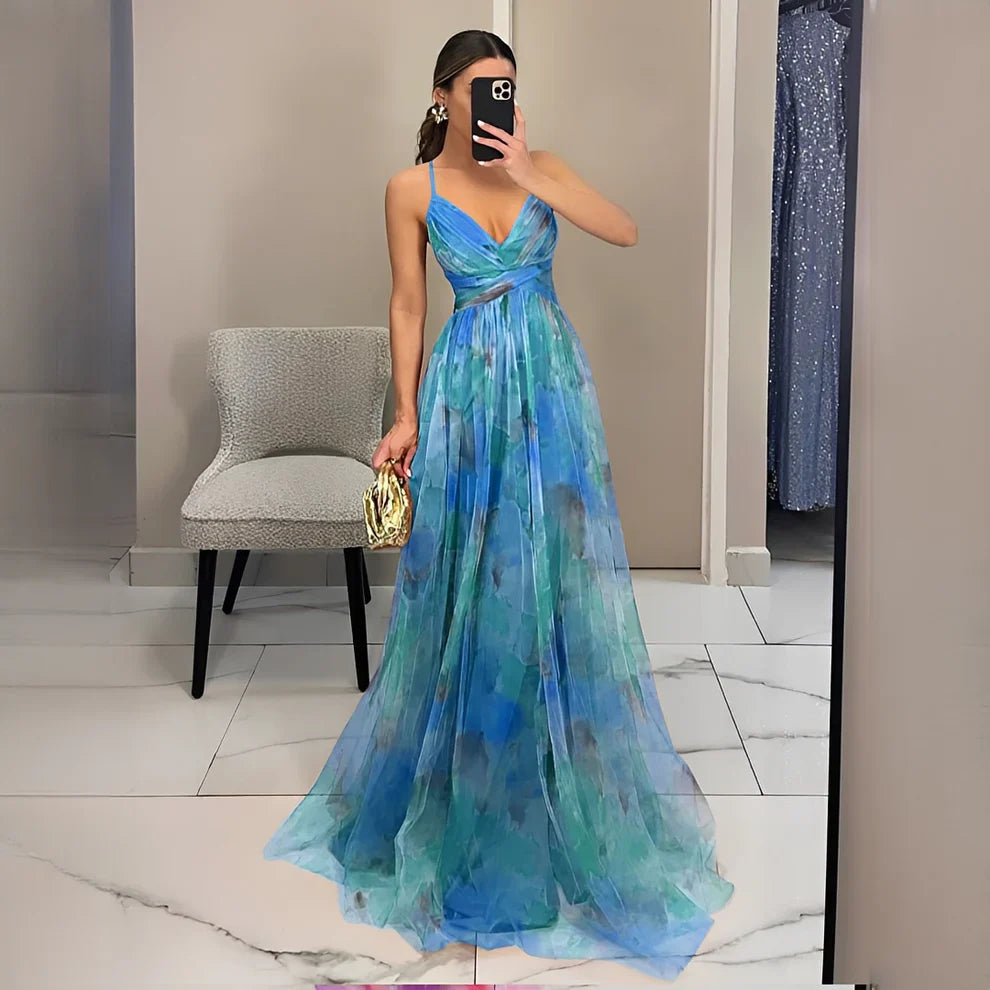 Robe fluide femme élégante avec motif floral vibrant, parfaite pour les occasions spéciales ou vacances.