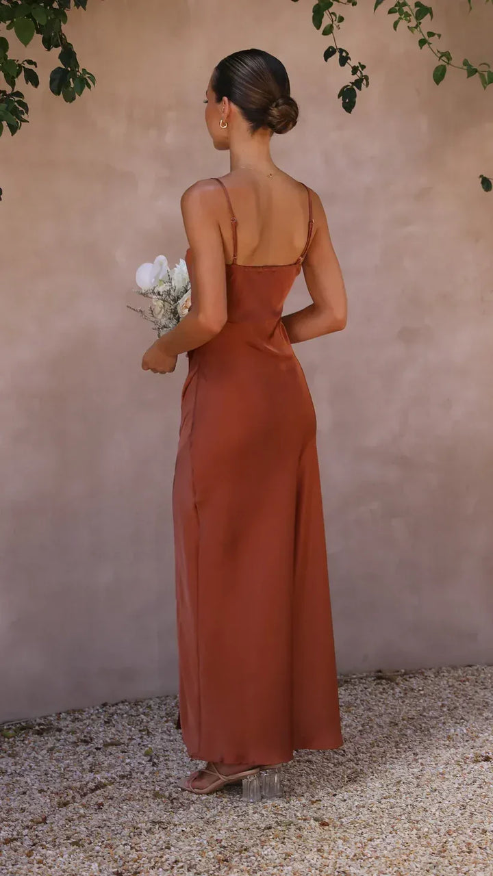 Robe longue femme fluide et légère pour un style élégant en soirée ou décontracté au printemps et en été.