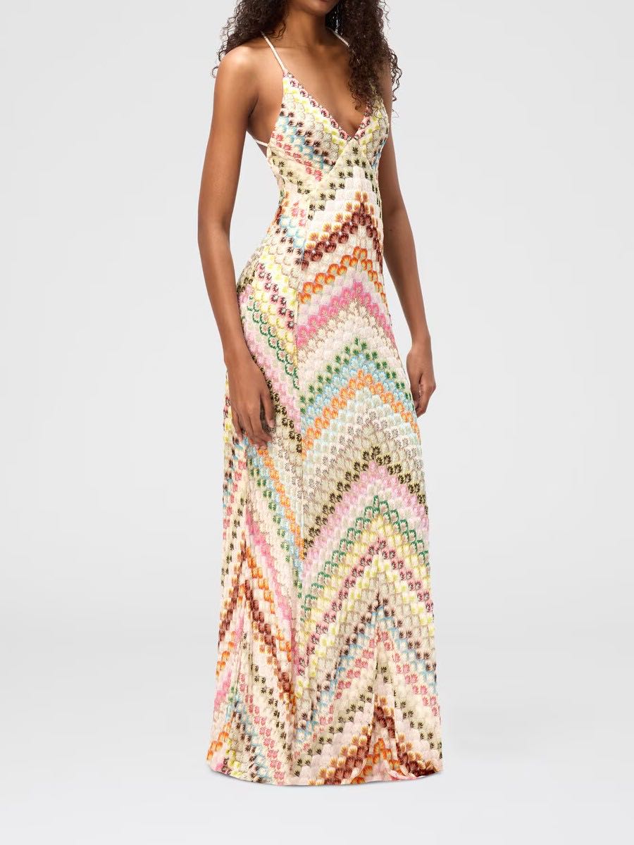 Robe de plage femme élégante et fluide, idéale pour l'été et les vacances chic. Style estival décontracté.