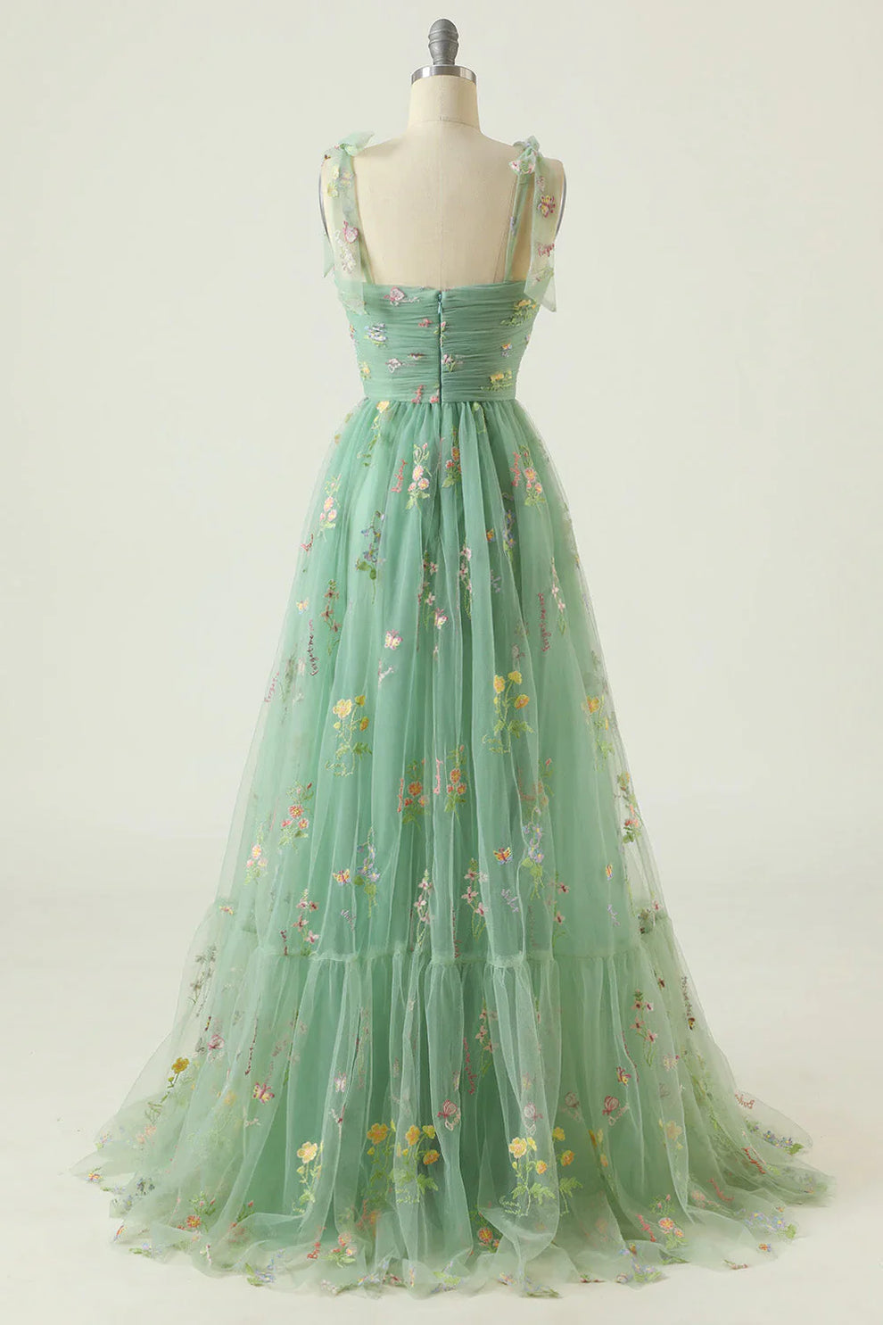 Maxi robe fluide femme avec motifs floraux délicats, idéale pour cérémonie ou événement habillé. Confort chic.