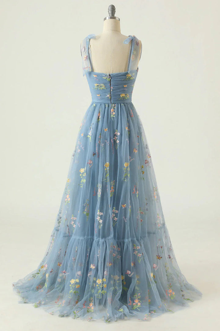 Robe longue femme soirée avec broderie florale détaillée, coupe fluide et raffinée. Look habillé chic.