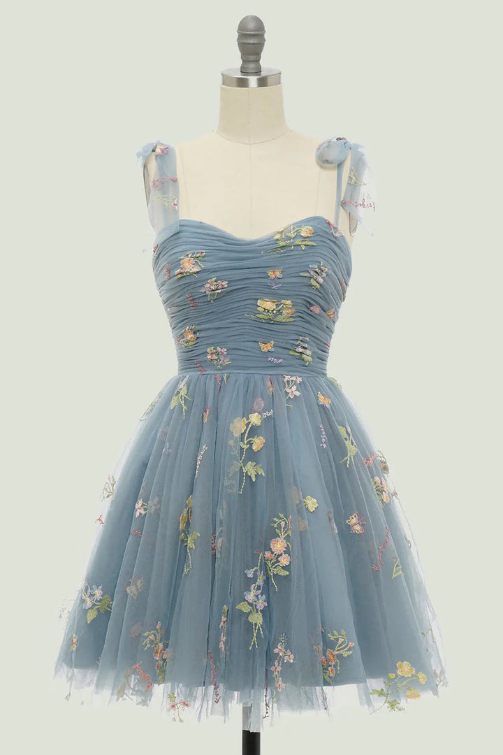 Robe cérémonie femme, coupe maxi fluide et motifs floraux vifs. Élégance et confort assurés pour soirée.