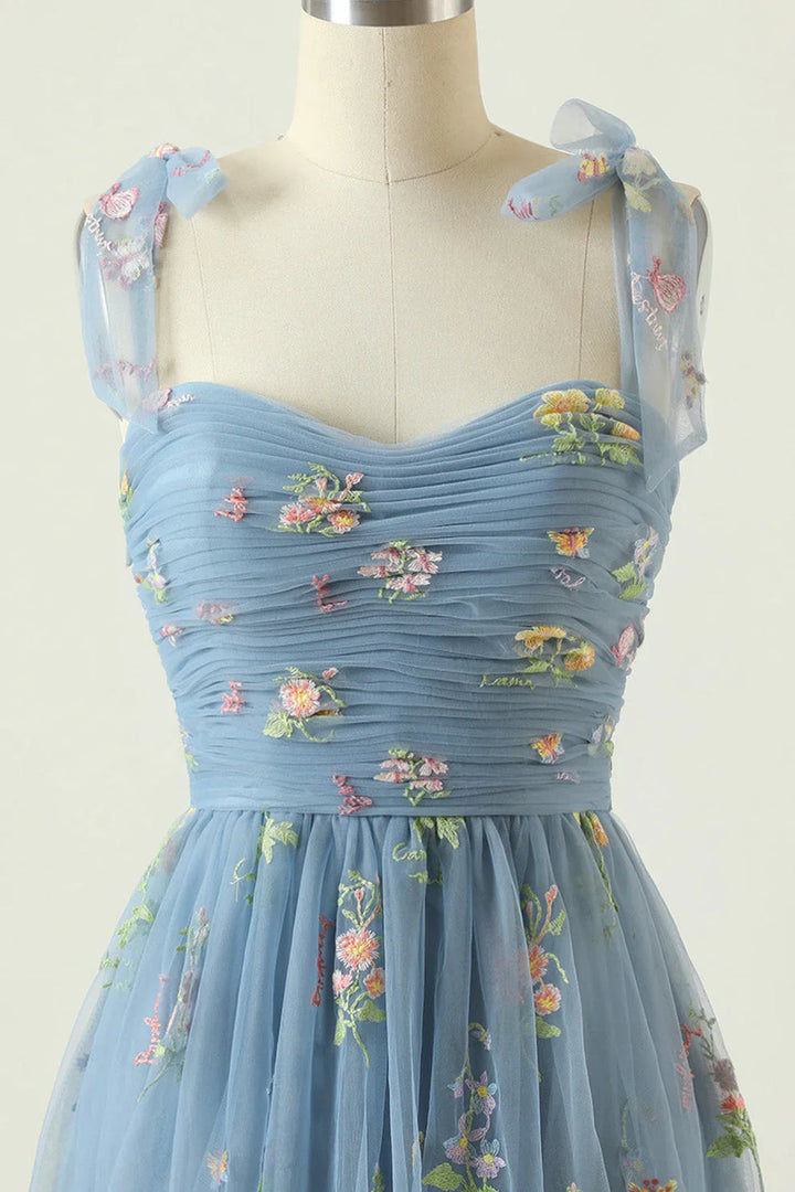 Robe longue élégante femme, design fleuri pour soirées et occasions habillées. Style chic et féminin moderne.