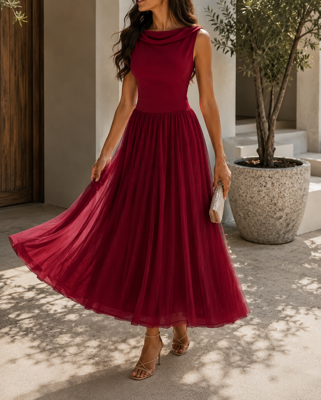 Robe chic midi pour femme avec col drapé, jupe plissée élégante et coupe fluide. Pour soirées formelles.