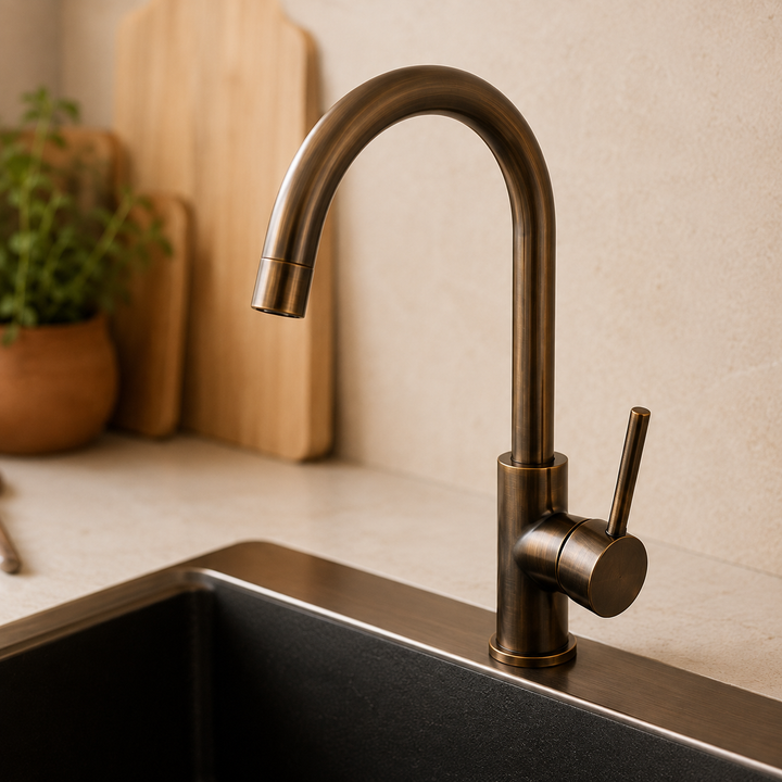 Robinet de cuisine pivotant mono-commande, finition bronze antique, pour évier de cuisine.