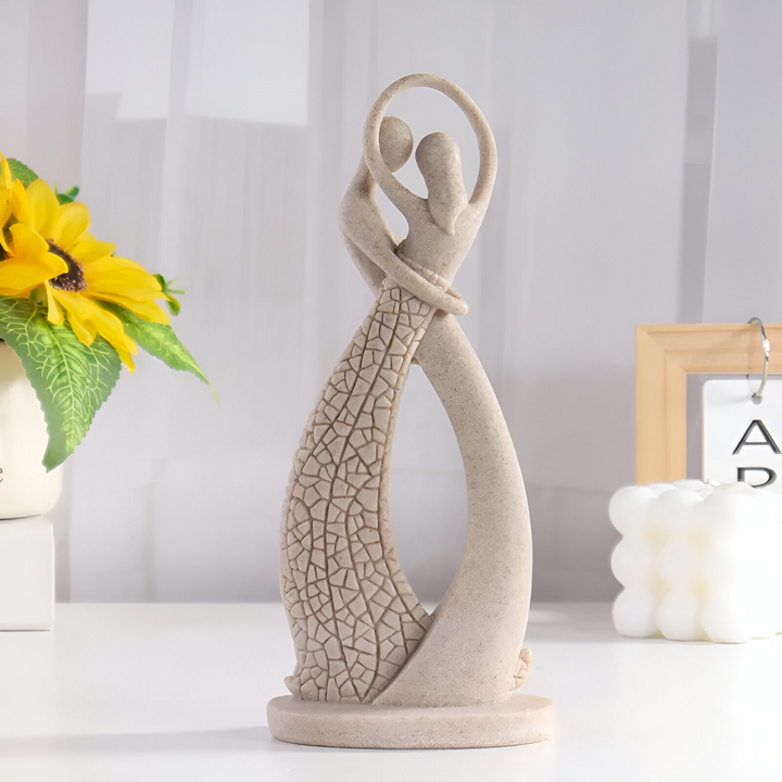 Figurine de couple romantique en grès, cadeau d'amour moderne. Parfait pour ambiance chaleureuse.