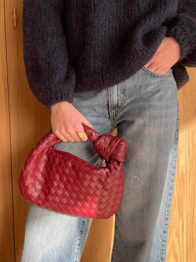 Sac artisanal tressé femme, couleur terre. Détails sophistiqués, sac chic pour toutes occasions.