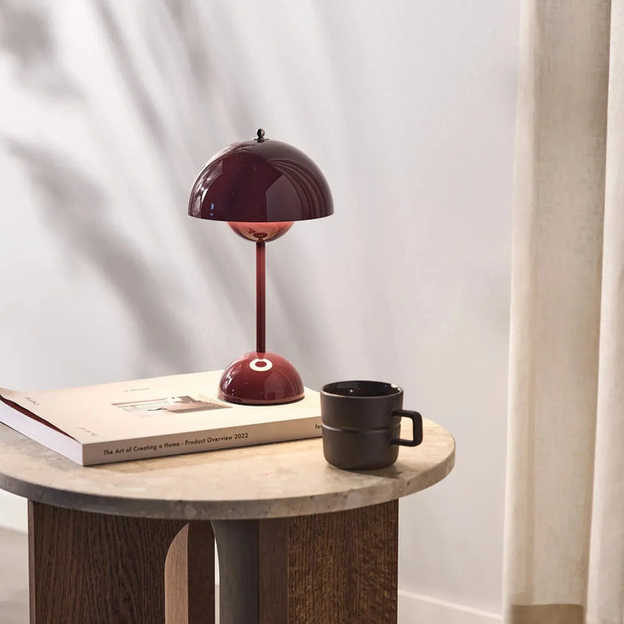 Lampe de table LED Aurora, design minimaliste et élégant, pour un éclairage d'ambiance raffiné.