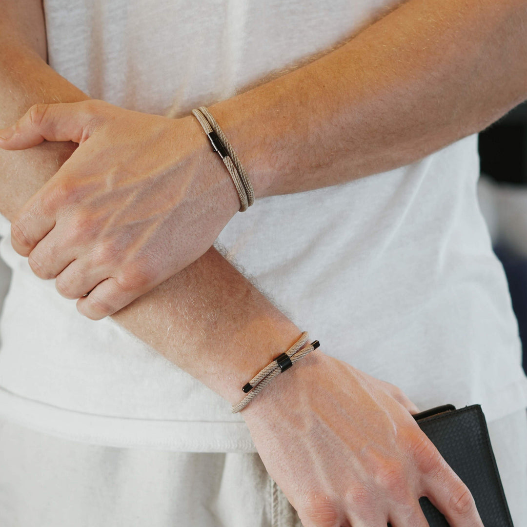 Bracelet magnétique unisexe en corde de Milan couleur marron, parfait pour un style élégant et aventureux.