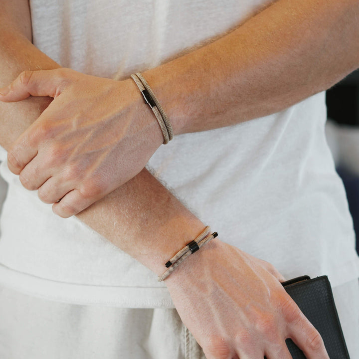 Bracelet magnétique unisexe en corde de Milan couleur marron, parfait pour un style élégant et aventureux.