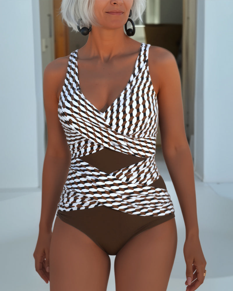 Maillot de bain femme une pièce sculptant, croisé, soulignant la silhouette avec élégance. Idéal été et vacances.