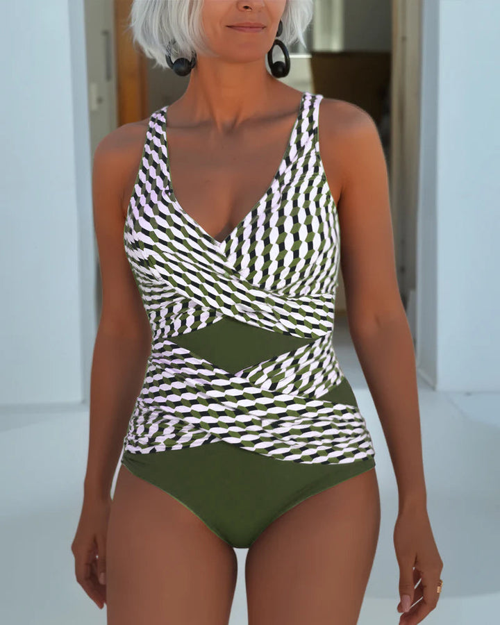Femme élégante en maillot de bain sculptant une pièce, décolleté V croisé. Idéal pour plage, piscine, vacances d'été.