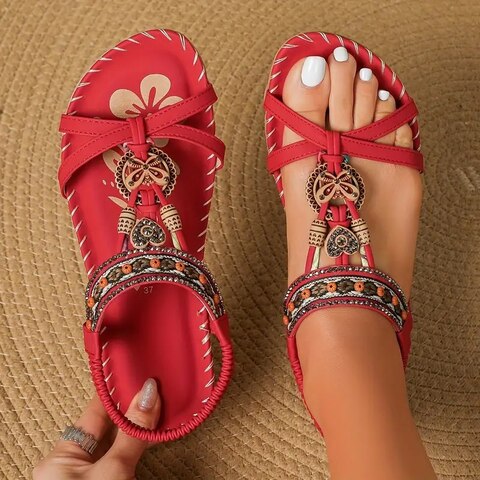 Sandales femme élégantes bohèmes à semelle plate, un choix chic et confortable pour vos tenues d'été.