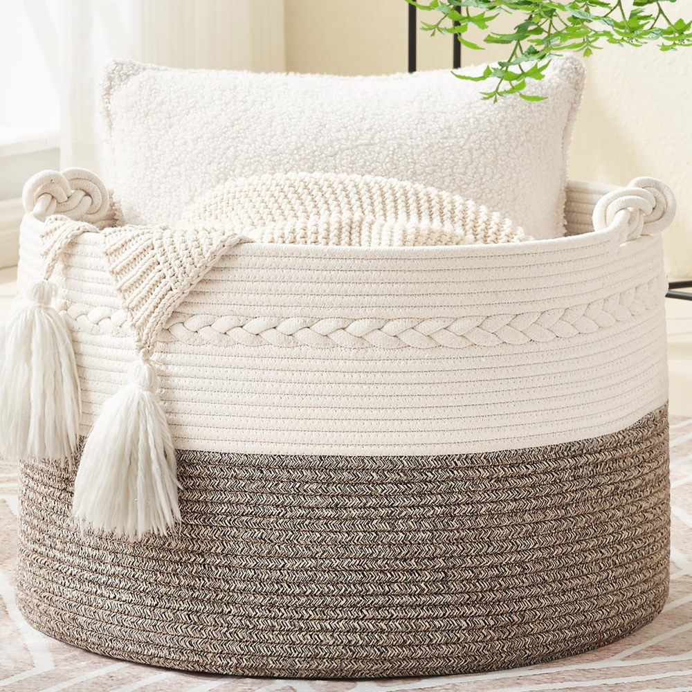Panier de rangement rond élégant en corde de coton. Idéal pour organiser la maison et la décoration intérieure.