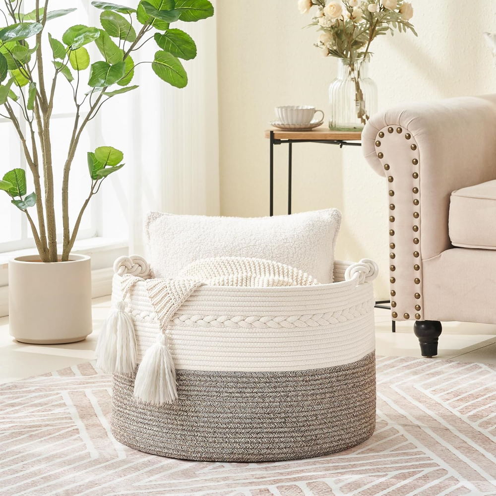 Grand panier rond en corde de coton. Parfait pour le rangement des jouets dans une chambre d'enfant.