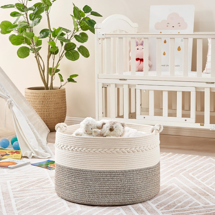 Panier à linge en corde de coton, design scandinave. Un accessoire chic pour l'organisation de votre maison.