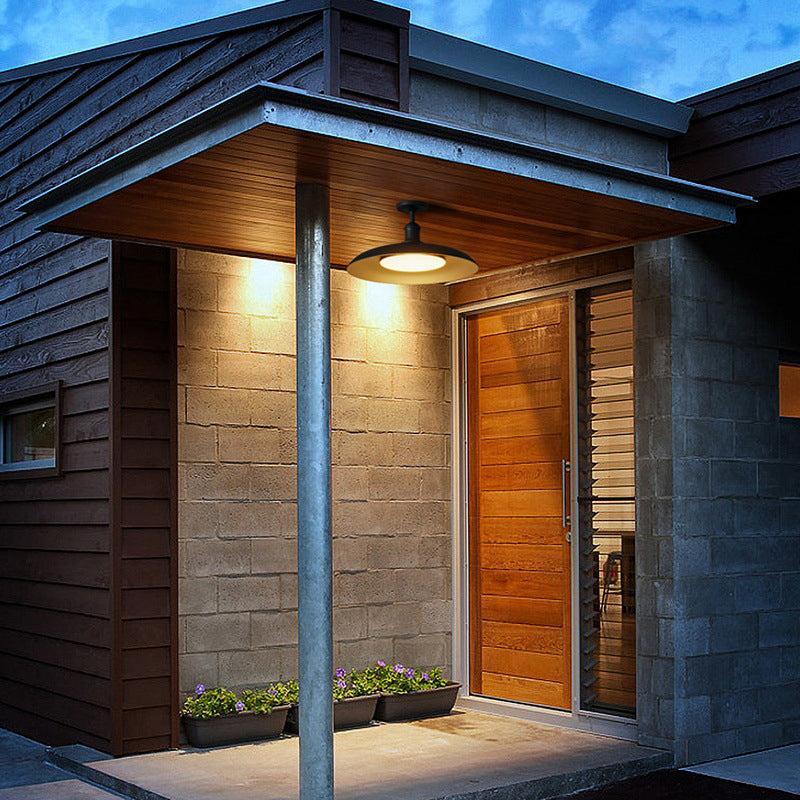 Luminaire étanche IP65 rond noir, éclairage de porche moderne. Lampe extérieure pour une ambiance chaleureuse.