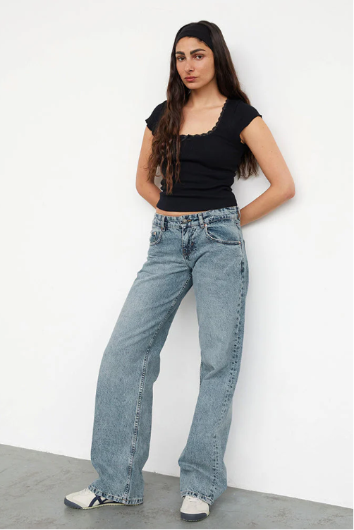 Pantalon jean femme taille basse ajusté, stretch et ultra confortable. Mode Y2K décontractée et tendance.