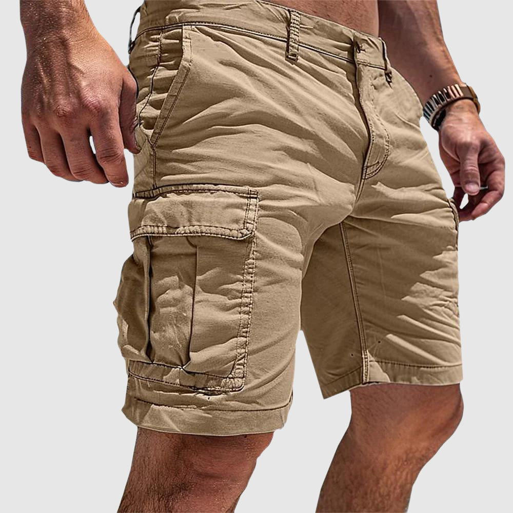 Détail des poches latérales sur ce short décontracté homme. Parfait pour le vêtement casual et le confort masculin.