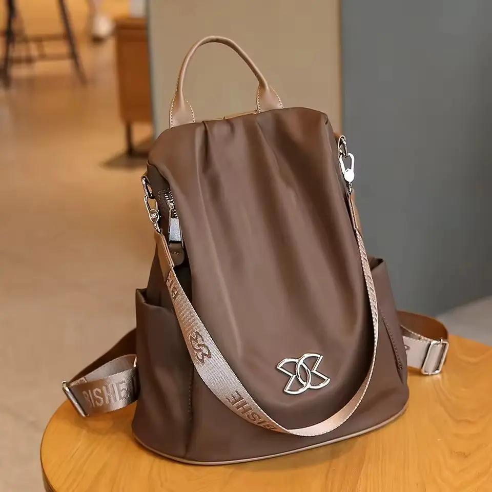 Sac à dos bandoulière élégant marron, convertible, doté de fonctions anti-vol pour vos déplacements sécurisés.