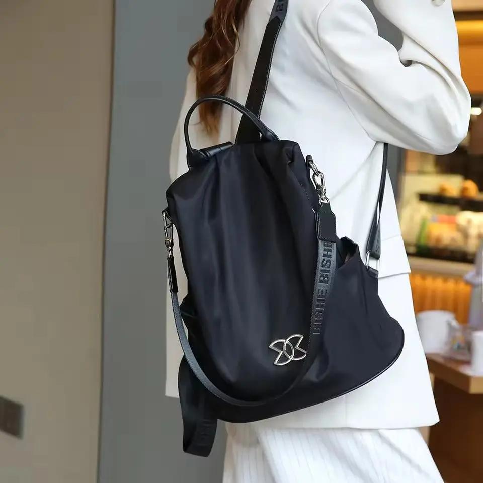 Sac à dos élégant noir avec protection anti-vol, parfait pour organiser vos essentiels en toute sécurité en voyage.