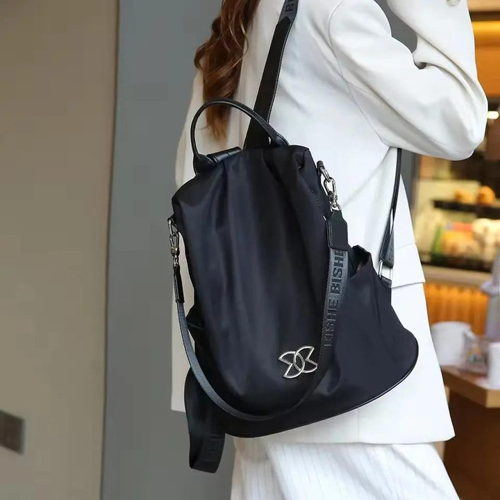 Sac à dos élégant noir avec protection anti-vol, parfait pour organiser vos essentiels en toute sécurité en voyage.
