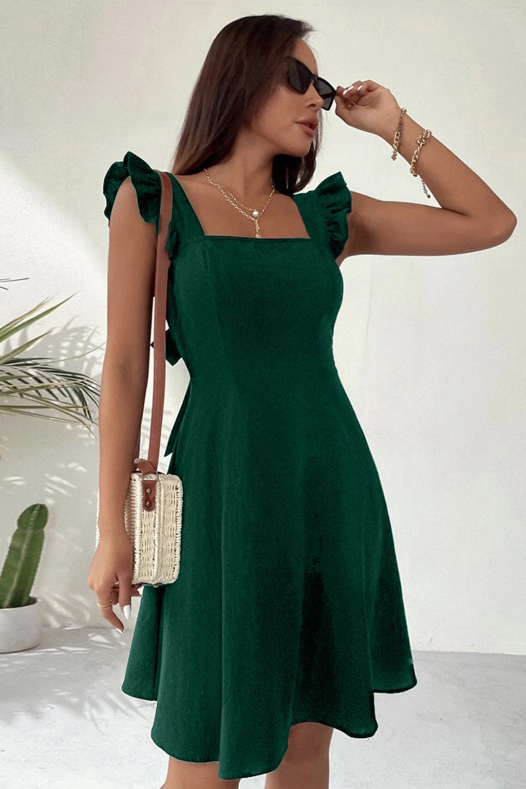 Robe d'été à volants, encolure carrée. Une mini-robe femme tendance pour vacances.