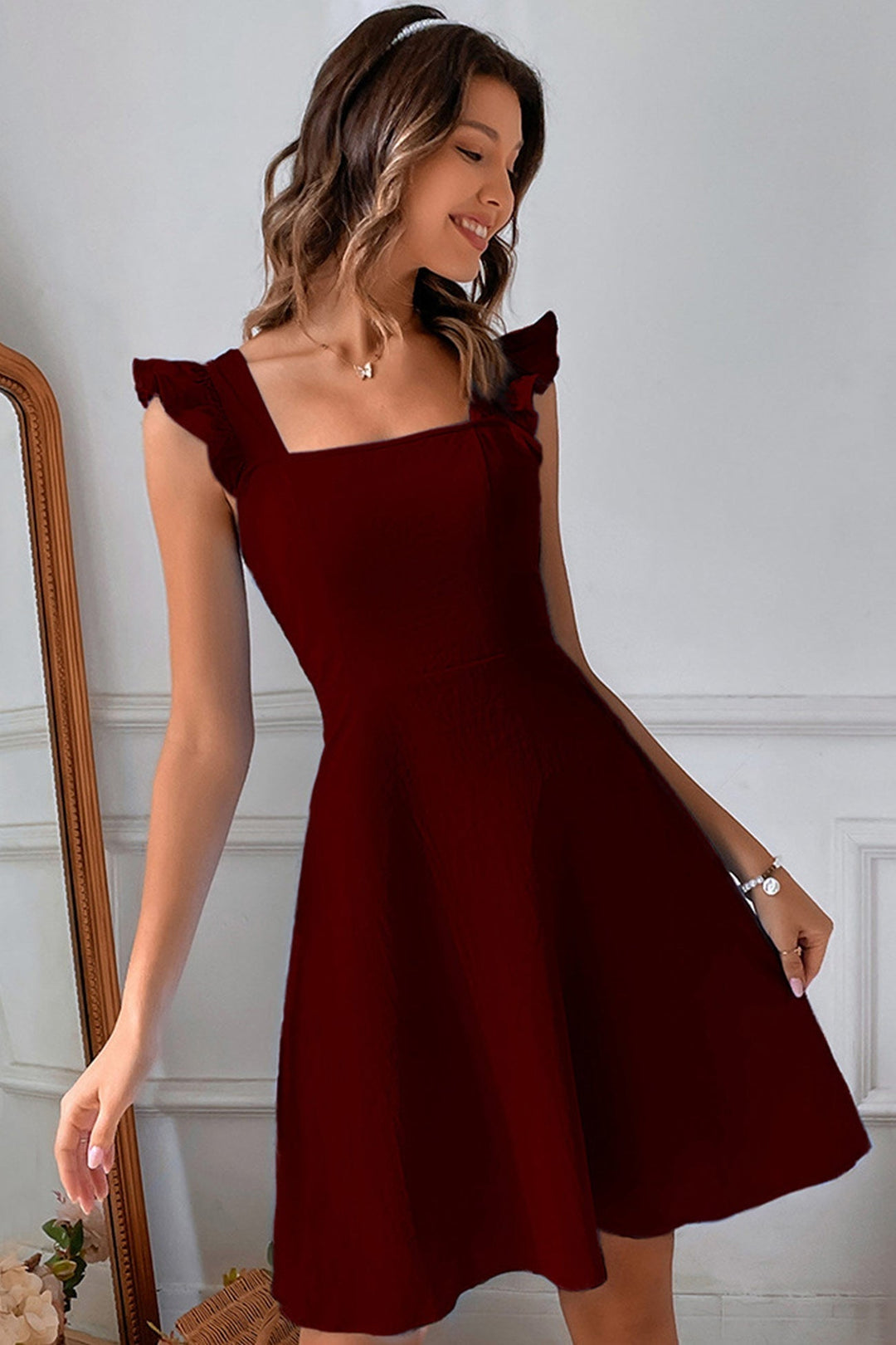 Robe d'été chic pour femme, encolure carrée et volants. Idéale pour un look estival.