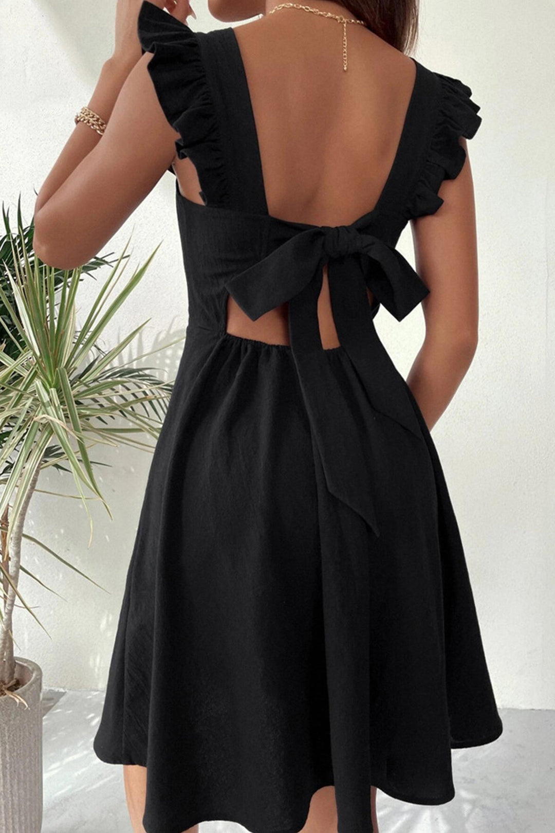 Robe mini femme estivale, volants et encolure carrée. Chic et confortable pour l'été.