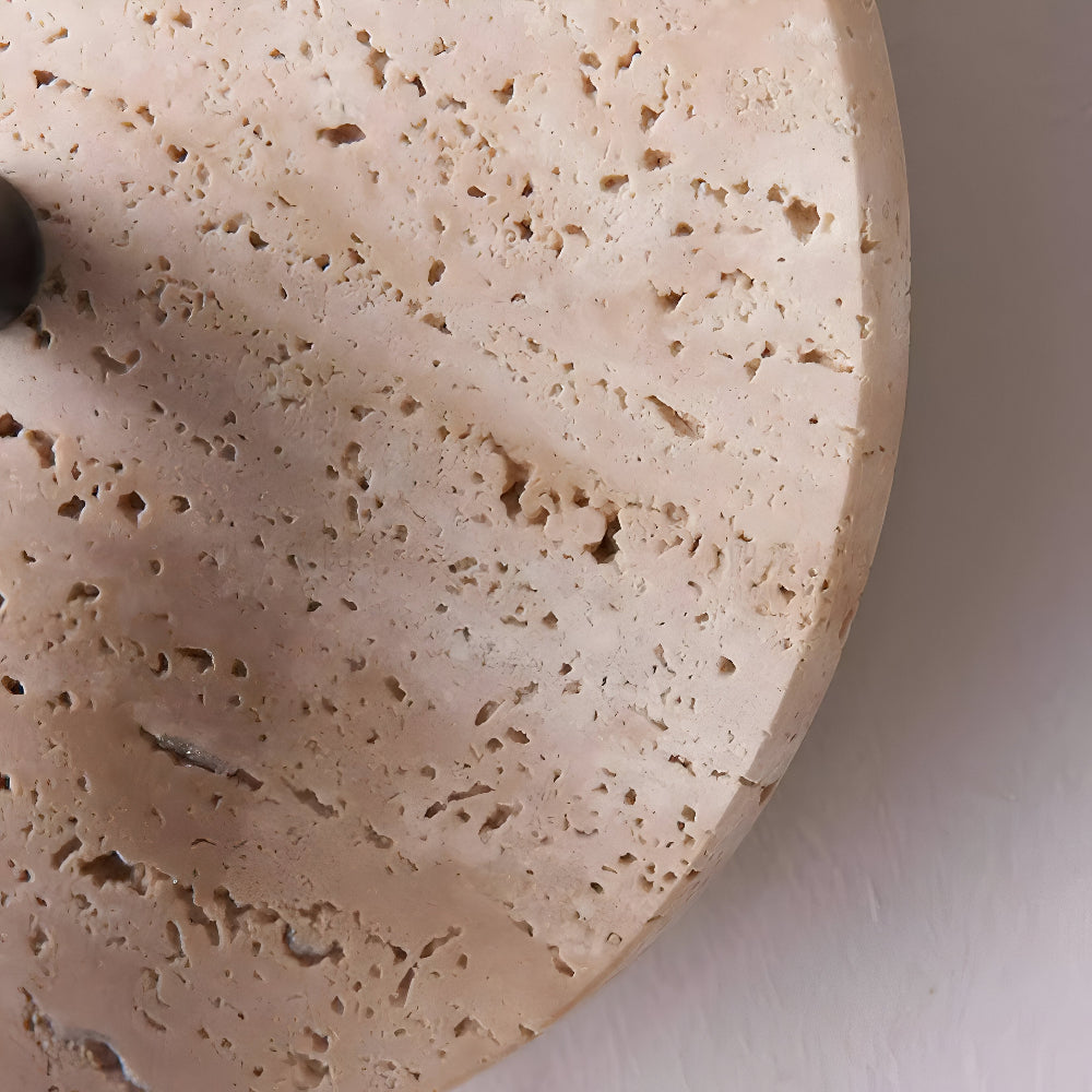 Authentique lampe murale LED en travertin naturel et bois. Design rond, spot orientable pour intérieur. [[lstfy-media:11]]