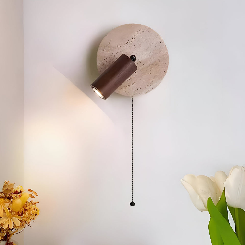 Applique murale LED style nordique avec spot orientable en bois et travertin. Éclairage ajustable. [[lstfy-media:2]]