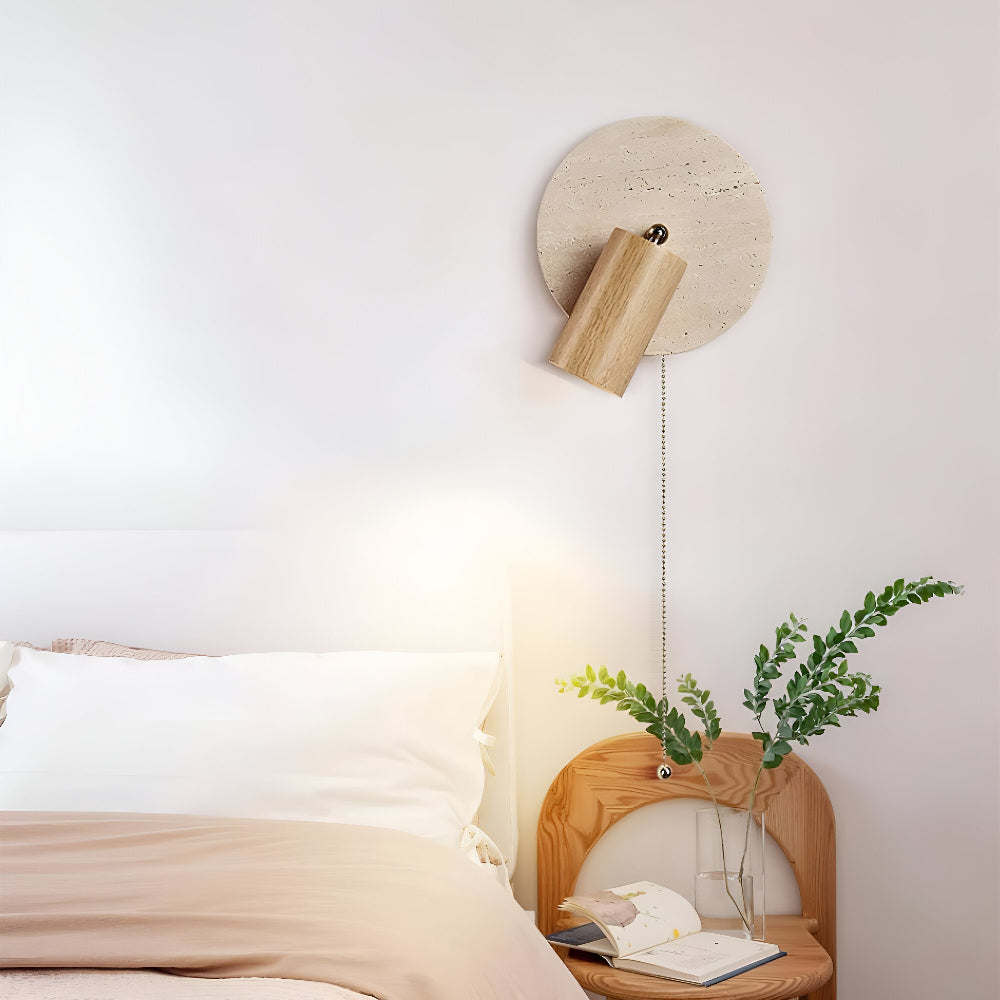 Lampe murale LED ronde en travertin et bois, design nordique. Spot orientable. Parfaite pour chambre. [[lstfy-media:4]]