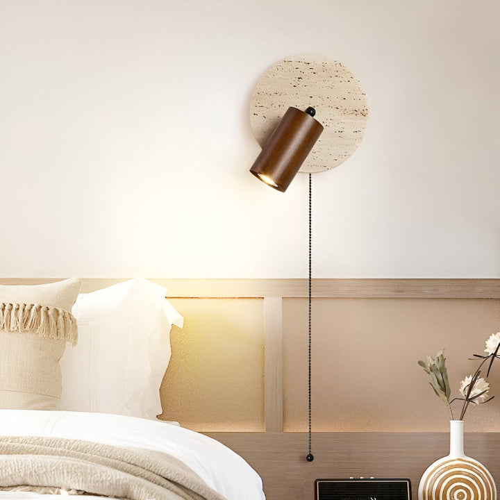 Lampe murale LED ronde pour chambre, en travertin et bois. Spot orientable, design moderne et élégant. [[lstfy-media:6]]