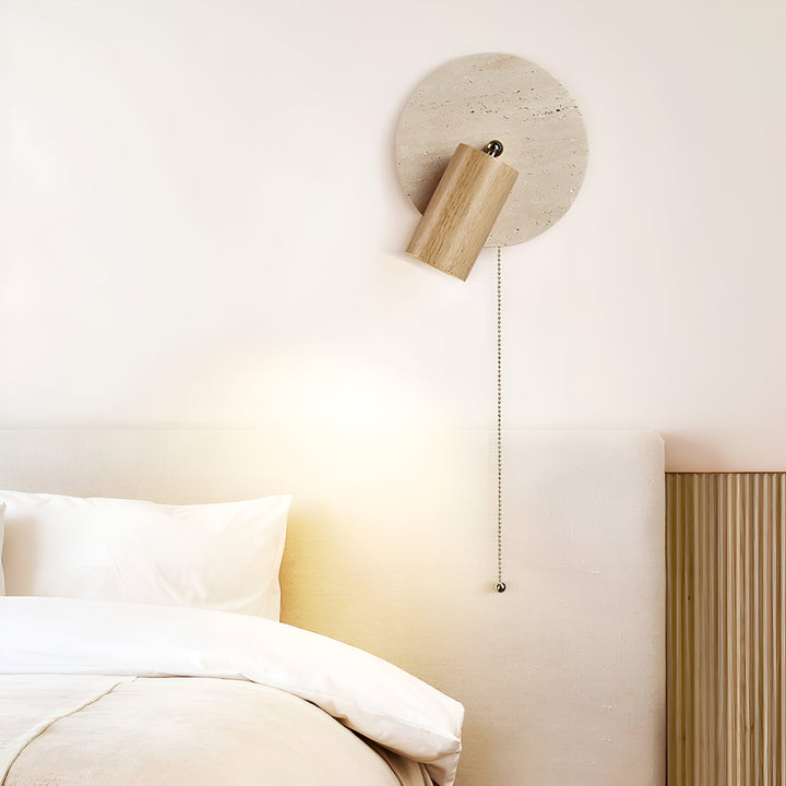 Applique murale LED moderne avec spot orientable en travertin et bois. Idéale pour salon et couloir. [[lstfy-media:8]]