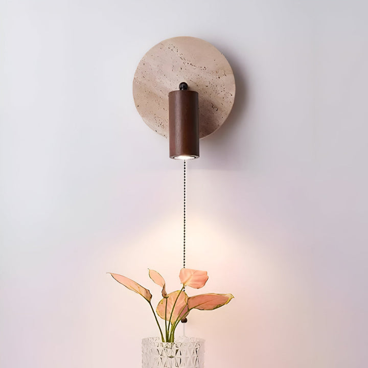 Lampe murale LED design moderne, ronde, en travertin et bois. Éclairage intérieur avec spot orientable. [[lstfy-media:9]]
