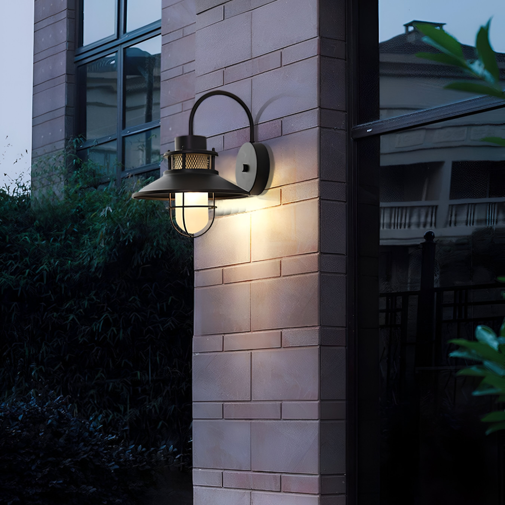 Lampe murale industrielle noire, IP65, design vintage, idéale pour éclairer une façade élégante.