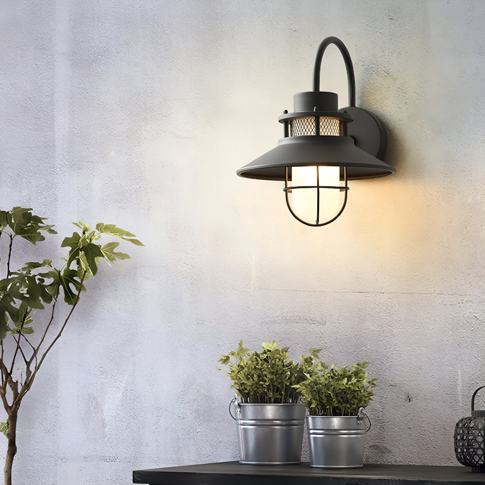 Lampe murale extérieure industrielle noire, IP65, design rétro, idéale pour une façade vintage.