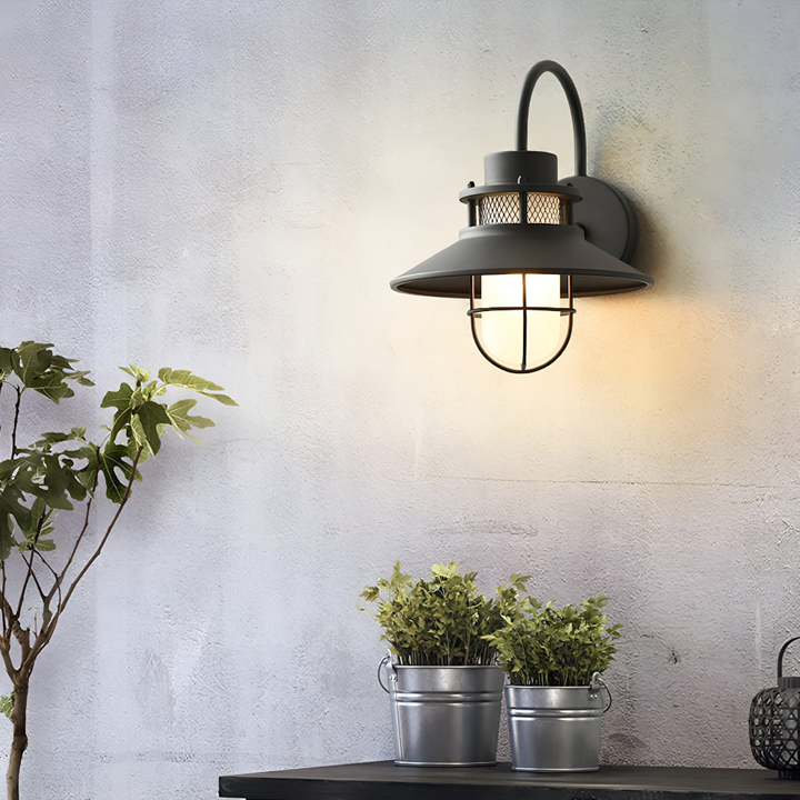 Lampe murale extérieure industrielle noire, IP65, design rétro, idéale pour une façade vintage.