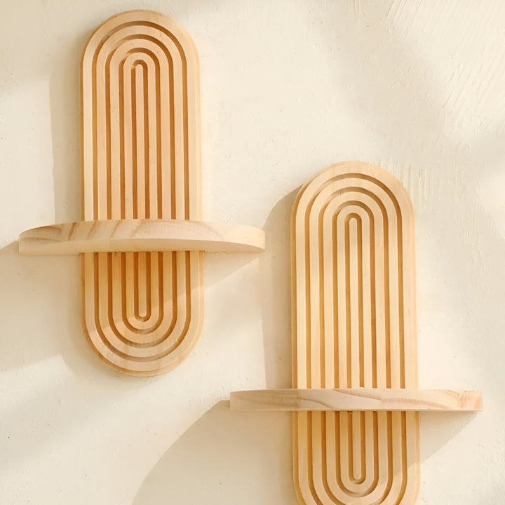 Rangement mural flottant géométrique, optimise l'espace avec style et modernité dans votre intérieur.