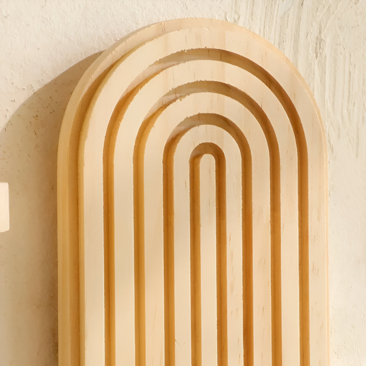 Étagère murale noire géométrique, design moderne et élégant pour un gain de place assuré.