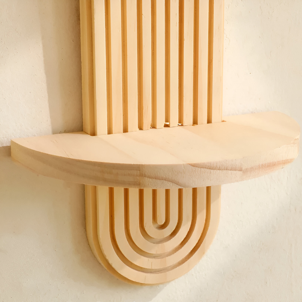 Étagère murale géométrique pour salon, parfaite pour exposer livres et objets de décoration.