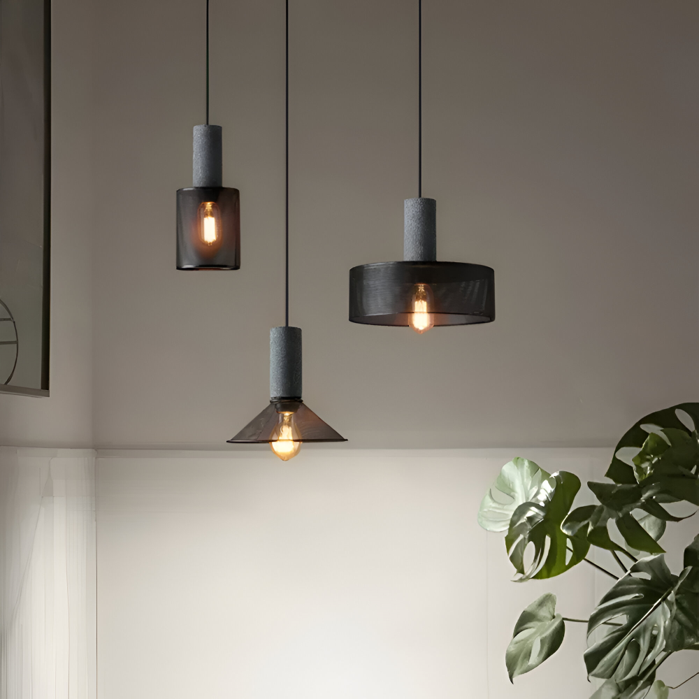 Lampe à pendule industrielle rustique noire, design unique, idéale pour cuisine ou salon moderne.